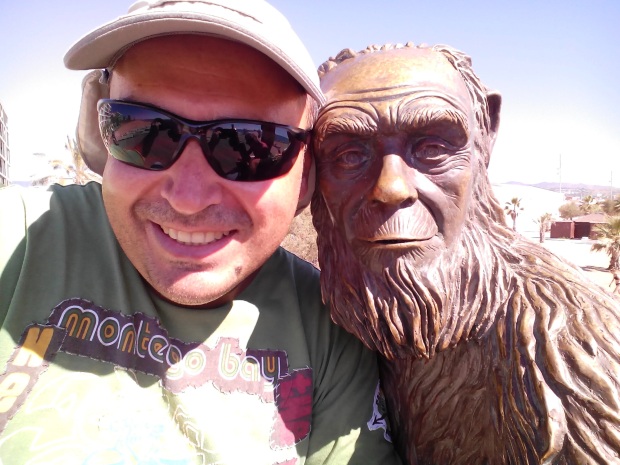 Yo y mi amigo Darwin en la playa de Badalona.